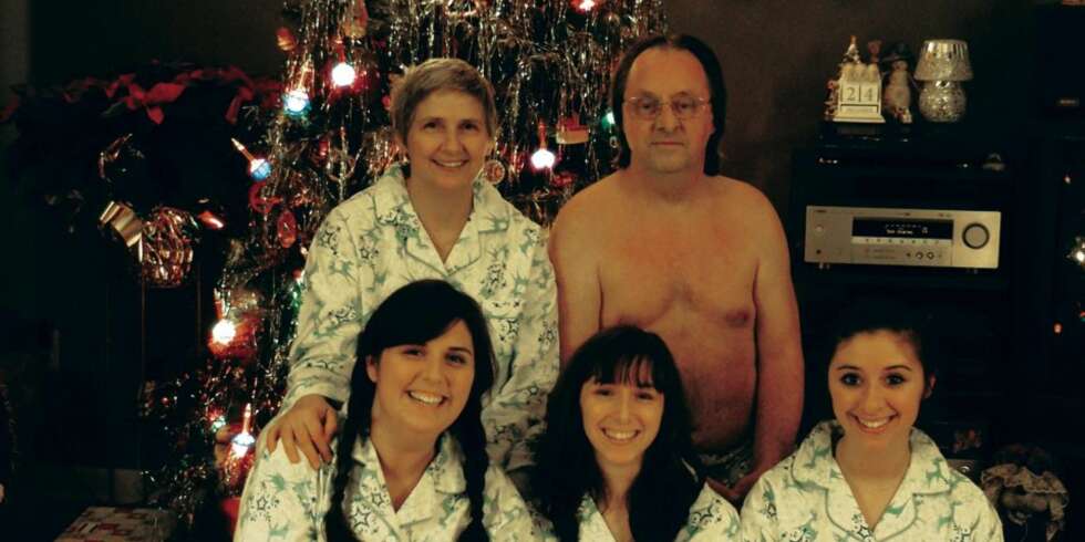 JULEFRYD? Det virket sikkert som en god idé der og da. Men det er kanskje ikke like morsomt med matchende antrekk og pappa i baris dagen etter? FOTO: AwkwardFamilyPhotos.com JULEFRYD? Det virket sikkert som en god idé der og da. Men det er kanskje ikke like morsomt med matchende antrekk og pappa i baris dagen etter? FOTO: AwkwardFamilyPhotos.com