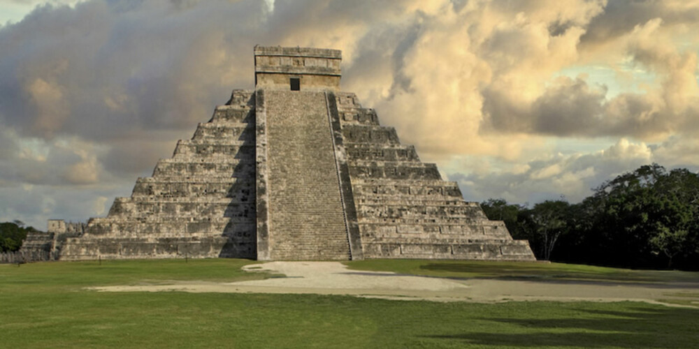 MAYA-SIVILISASJONEN: Chichén Itzá er den mest berømte og best restaurerte av de gamle Mayapyramidene. MAYA-SIVILISASJONEN: Chichén Itzá er den mest berømte og best restaurerte av de gamle Mayapyramidene.