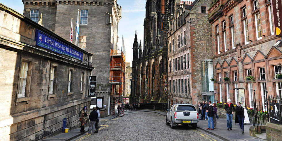 ROYAL MILE: Denne 1,6 km lange gaten er selve hjertet i Edinburghs Old Town, og løper mellom slottene Edinburgh Castle og the Palace of Holyrood House. ROYAL MILE: Denne 1,6 km lange gaten er selve hjertet i Edinburghs Old Town, og løper mellom slottene Edinburgh Castle og the Palace of Holyrood House.