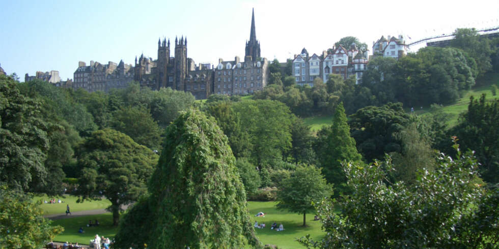 GRØNN LUNGE: Parken Princes Street Gardens deler Edinburgh i to mellom Old Town og New Town, og har flott utsikt opp mot Edinburgh Castle og Royal Mile. GRØNN LUNGE: Parken Princes Street Gardens deler Edinburgh i to mellom Old Town og New Town, og har flott utsikt opp mot Edinburgh Castle og Royal Mile.