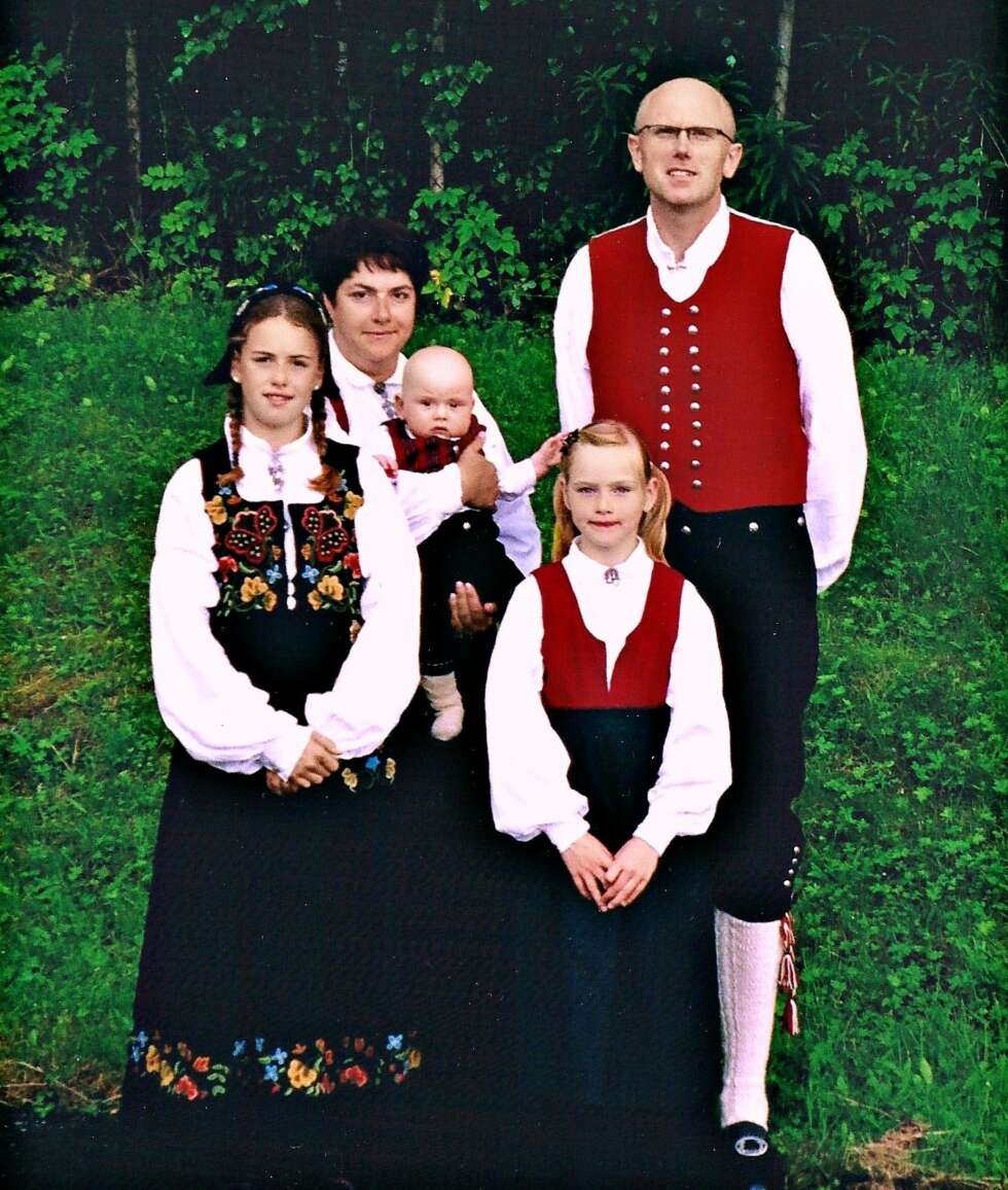 SISTE BILDE: Dette bildet ble tatt på et slektsstevne i august 2004, en måned før Ragnhilds ektemann omkom. Theodor er et halvt år, Line t.v. 11 år og Frida 8 år SISTE BILDE: Dette bildet ble tatt på et slektsstevne i august 2004, en måned før Ragnhilds ektemann omkom. Theodor er et halvt år, Line t.v. 11 år og Frida 8 år