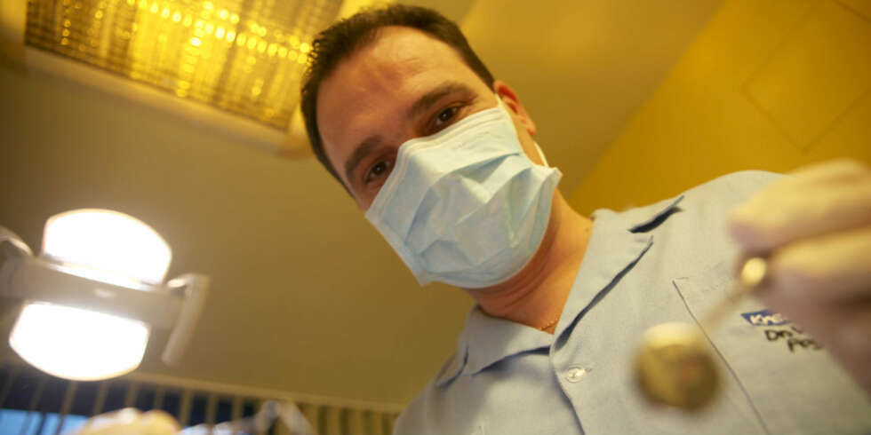 TANNLEGE: Dr.Balals Vags er en av tannlegene som jobber på klinikken Kreativ Dental, som er en av klinikkene som tilbyr rimelig tannbehandling til nordmenn i Budapest. TANNLEGE: Dr.Balals Vags er en av tannlegene som jobber på klinikken Kreativ Dental, som er en av klinikkene som tilbyr rimelig tannbehandling til nordmenn i Budapest.
