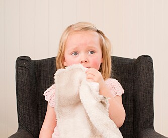TRYGGHET OG TRØST: Koseskinnet har fulgt Linnea siden hun var liten baby, og var også med under ferieturen til Gran Canaria i mai 2012. TRYGGHET OG TRØST: Koseskinnet har fulgt Linnea siden hun var liten baby, og var også med under ferieturen til Gran Canaria i mai 2012.