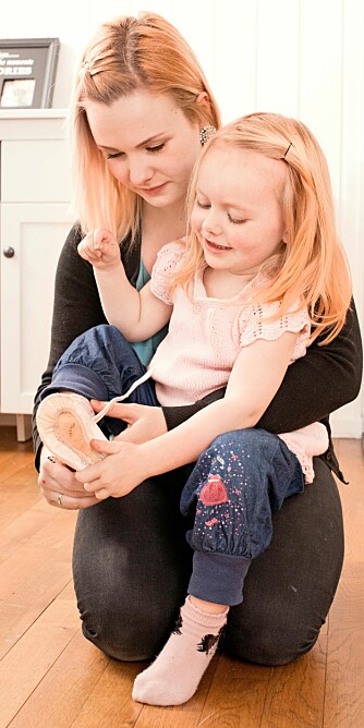 ØVER HVER DAG: Linnea sliter ennå litt med å kle seg, men nå begynner hun å få teken på å ta på sko. Mamma Mette Lill er glad for alle små fremskritt i hverdagen. ØVER HVER DAG: Linnea sliter ennå litt med å kle seg, men nå begynner hun å få teken på å ta på sko. Mamma Mette Lill er glad for alle små fremskritt i hverdagen.