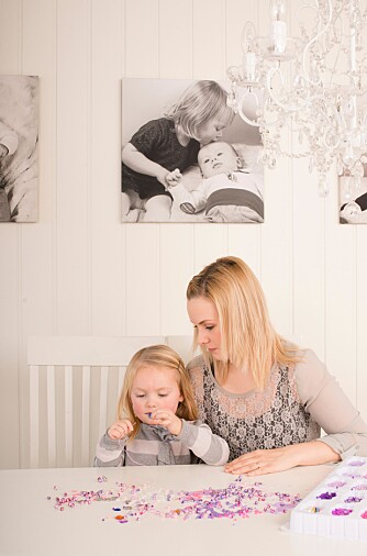 OPPTRENING: Linnea både tegner og perler, med høyrehånden som støtte. OPPTRENING: Linnea både tegner og perler, med høyrehånden som støtte.