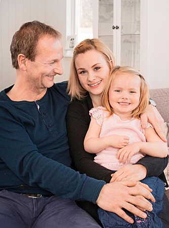 TRE GENERASJONER: Morfar Børre Skarli (47) passer på godjentene sine. Datteren Mette Lill er svært glad for at faren var med til Syden, og sier han var en utrolig støtte for henne da Linnea ble syk. TRE GENERASJONER: Morfar Børre Skarli (47) passer på godjentene sine. Datteren Mette Lill er svært glad for at faren var med til Syden, og sier han var en utrolig støtte for henne da Linnea ble syk.