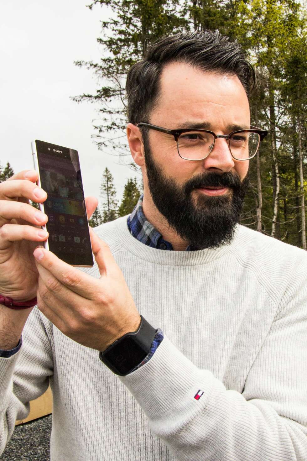 VANNTETT: Sony Xperia Z3+ er fortsatt vanntett selv om den har fått en åpen USB-port for lading i bunnen av telefonen. Her viser Frank Otterbeck frem Xperia Z3+ på presselanseringen av Sonys nye toppmobil. VANNTETT: Sony Xperia Z3+ er fortsatt vanntett selv om den har fått en åpen USB-port for lading i bunnen av telefonen. Her viser Frank Otterbeck frem Xperia Z3+ på presselanseringen av Sonys nye toppmobil.