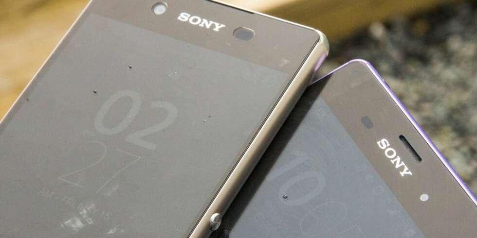NY TOPPMOBIL: Sony Xperia Z3+ (til venstre) er Sonys nye toppmobil. Likheten med forgjengeren, Xperia Z3 er stor. NY TOPPMOBIL: Sony Xperia Z3+ (til venstre) er Sonys nye toppmobil. Likheten med forgjengeren, Xperia Z3 er stor.