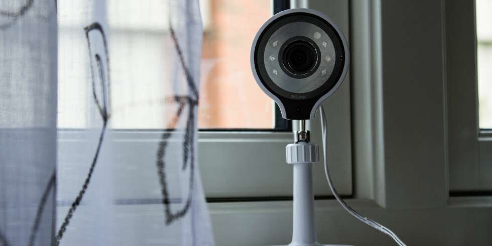 DISKRET: D-link DCS-7000Ler et diskret webkamera som kan skrues på veggen eller plasseres som her i en vinduskarm. DISKRET: D-link DCS-7000Ler et diskret webkamera som kan skrues på veggen eller plasseres som her i en vinduskarm.