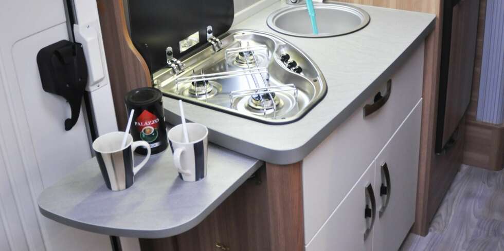 SMART: En utfellbar bordplate blir man raskt glad i når man skal tilberedes. SMART: En utfellbar bordplate blir man raskt glad i når man skal tilberedes.