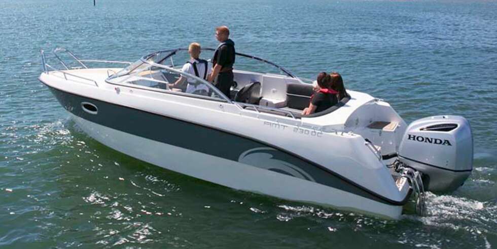 DAYCRUISER: AMT 230 DC er, sammen med søstermodellen 230 BR, flaggskipet i AMTs båtserie. Priser fra Pris fra: 505.419 kroner. FOTO: Produsent DAYCRUISER: AMT 230 DC er, sammen med søstermodellen 230 BR, flaggskipet i AMTs båtserie. Priser fra Pris fra: 505.419 kroner. FOTO: Produsent