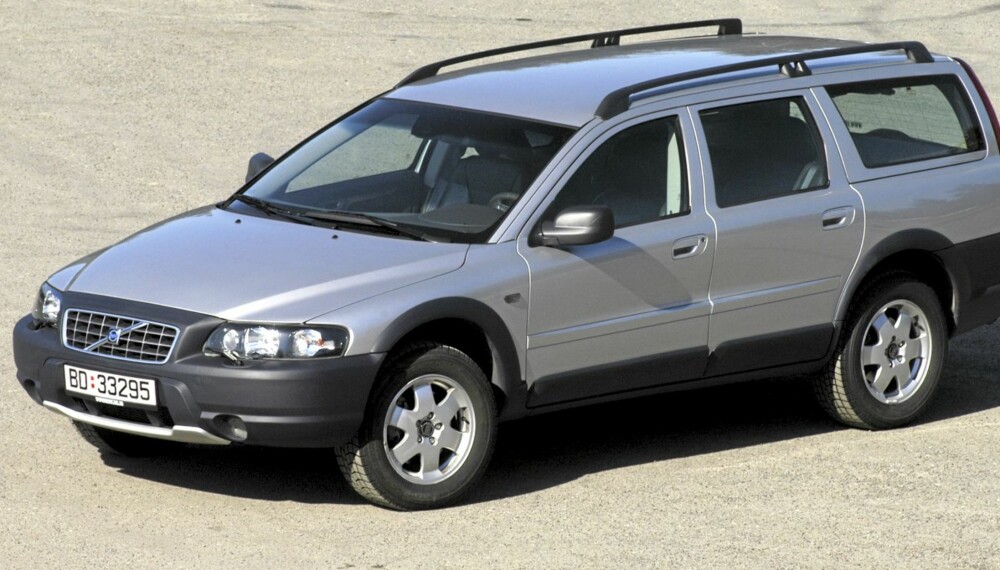 20 cm bakkeklaring og røffe plastdetaljer gjør Volvo XC70 tøffere. 20 cm bakkeklaring og røffe plastdetaljer gjør Volvo XC70 tøffere.