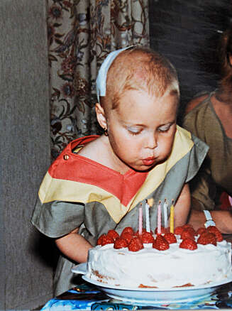 BURSDAG: Nyoperert feirer Linn femårsdagen på Karihaugen,
juli 1984. BURSDAG: Nyoperert feirer Linn femårsdagen på Karihaugen,
juli 1984.