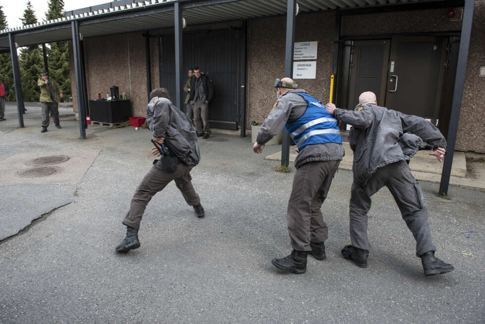 Reagerer instinktivt: Livvaktstudentene trener på et simulert angrep. Hvordan man får VIP-en i sikkerhet og uskadeliggjør angrepsmannen, skal sitte i ryggmargen. (Foto: Håkon Bonafede) Reagerer instinktivt: Livvaktstudentene trener på et simulert angrep. Hvordan man får VIP-en i sikkerhet og uskadeliggjør angrepsmannen, skal sitte i ryggmargen. (Foto: Håkon Bonafede)