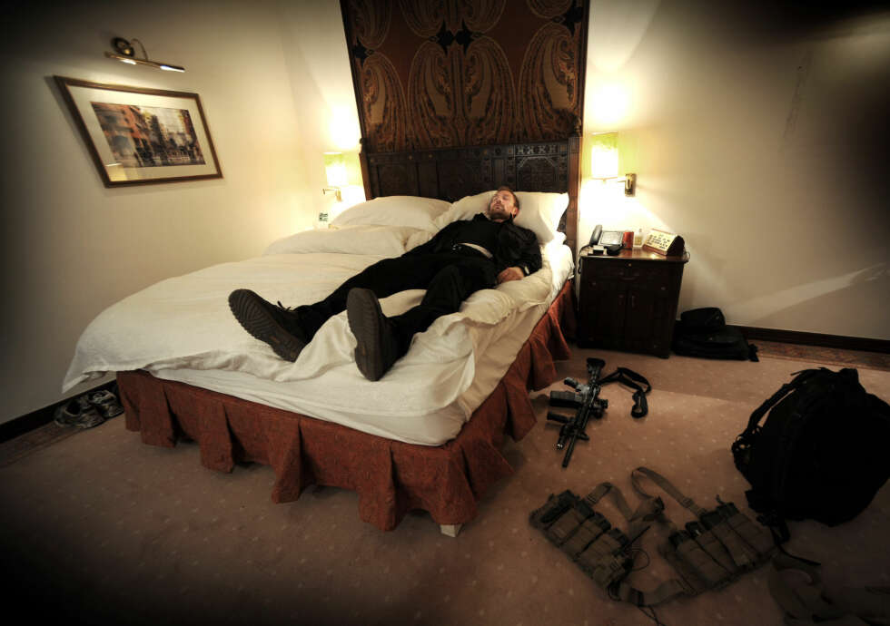 ALLTID BEVÆPNET: For å
bevare konsentrasjonsevnen har livvakten Henning tatt en times hvilepause på Serena hotell i Islamabad. Våpen og ammunisjon ligger klart på gulvet hvis noe skulle skje. (Foto: Harald Henden/VG) ALLTID BEVÆPNET: For å
bevare konsentrasjonsevnen har livvakten Henning tatt en times hvilepause på Serena hotell i Islamabad. Våpen og ammunisjon ligger klart på gulvet hvis noe skulle skje. (Foto: Harald Henden/VG)