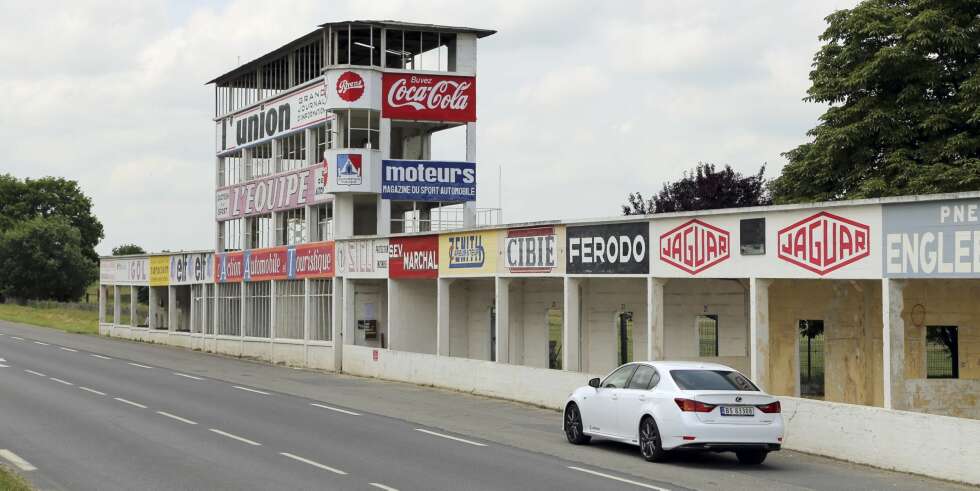 NÅ OG DA: Lexus i depotet på den fint restaurerte banen i Reims. Der Mercedesklargjorde sine W196 for Fangio, Kling og Herrmann til det franske Grand Prix i 1954. Selv om det er seksti år siden, kjenner du fortsatt stemningen. NÅ OG DA: Lexus i depotet på den fint restaurerte banen i Reims. Der Mercedesklargjorde sine W196 for Fangio, Kling og Herrmann til det franske Grand Prix i 1954. Selv om det er seksti år siden, kjenner du fortsatt stemningen.