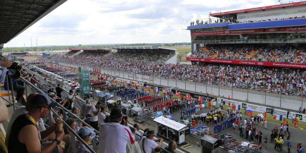 NY VÅR: Over 260 000 tilskuere på Le Mans i 2014. Flere produsenter, tett racing og spennende førere gjør løpet mer populært enn på mange år. NY VÅR: Over 260 000 tilskuere på Le Mans i 2014. Flere produsenter, tett racing og spennende førere gjør løpet mer populært enn på mange år.