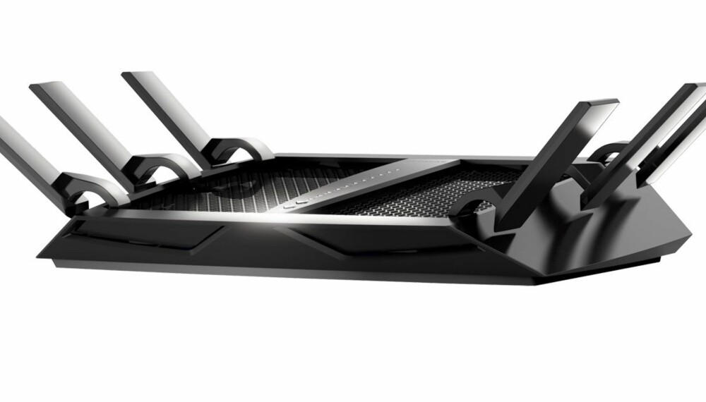 MONSTER: Netgear har lykkes i å lage en avansert ruter som er, om du vil, enkel i bruk. Den har tre nettverk (bånd) og Netgear Nighthawk X6 R8000 passer for familier som er storforbrukere av trådløse dingser. MONSTER: Netgear har lykkes i å lage en avansert ruter som er, om du vil, enkel i bruk. Den har tre nettverk (bånd) og Netgear Nighthawk X6 R8000 passer for familier som er storforbrukere av trådløse dingser.