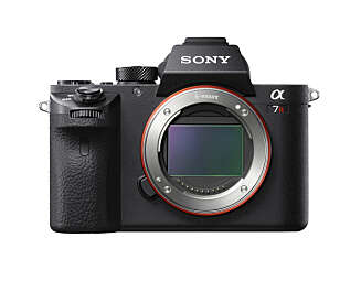 BAKBELYST: Sony a7R II har en bakbelyst CMOS-sensor, hvilket skal gi bedre utnyttelse av lyset. Kameraet byr også på 5-aksers bildestabilisering og opp til 40% raskere autofokus. BAKBELYST: Sony a7R II har en bakbelyst CMOS-sensor, hvilket skal gi bedre utnyttelse av lyset. Kameraet byr også på 5-aksers bildestabilisering og opp til 40% raskere autofokus.