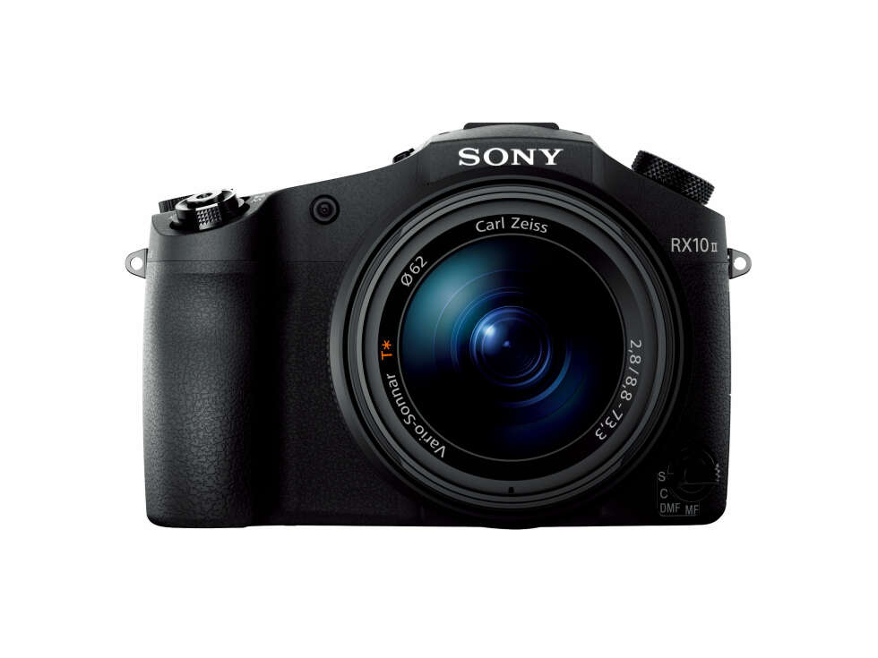 AVANSERT: Sony Cyber-shot RX10 II minner mer om et megazoomkamera. Det har da og litt kraftigere zoom med en brennvidde som strekker seg fra 24-200 mm. AVANSERT: Sony Cyber-shot RX10 II minner mer om et megazoomkamera. Det har da og litt kraftigere zoom med en brennvidde som strekker seg fra 24-200 mm.