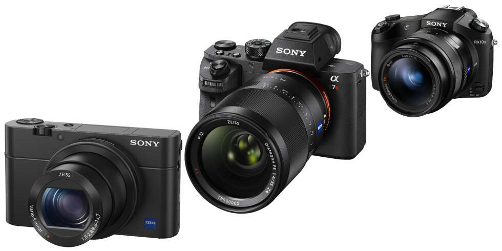 Sony har lansert a7R II, et nytt systemflaggskip med 42 megapikslers oppløsning, samt Cyber-shot RX10 II og RX100 IV som er kompaktkameraer av den avanserte sorten. Sony har lansert a7R II, et nytt systemflaggskip med 42 megapikslers oppløsning, samt Cyber-shot RX10 II og RX100 IV som er kompaktkameraer av den avanserte sorten.