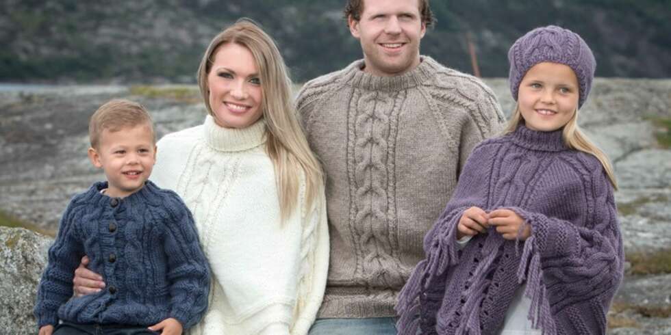 FLETTEPONCHO: Oppskriften er på den lilla og den hvite ponchoen. FLETTEPONCHO: Oppskriften er på den lilla og den hvite ponchoen.