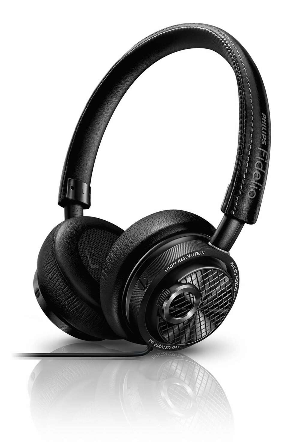 TIDLIG UTE: Philips Fidelio M2L er blant de første til å komme med hodetelefoner som kan kobles rett i Lightning-kontakten til en iPhone og overføre lyd digitalt. TIDLIG UTE: Philips Fidelio M2L er blant de første til å komme med hodetelefoner som kan kobles rett i Lightning-kontakten til en iPhone og overføre lyd digitalt.