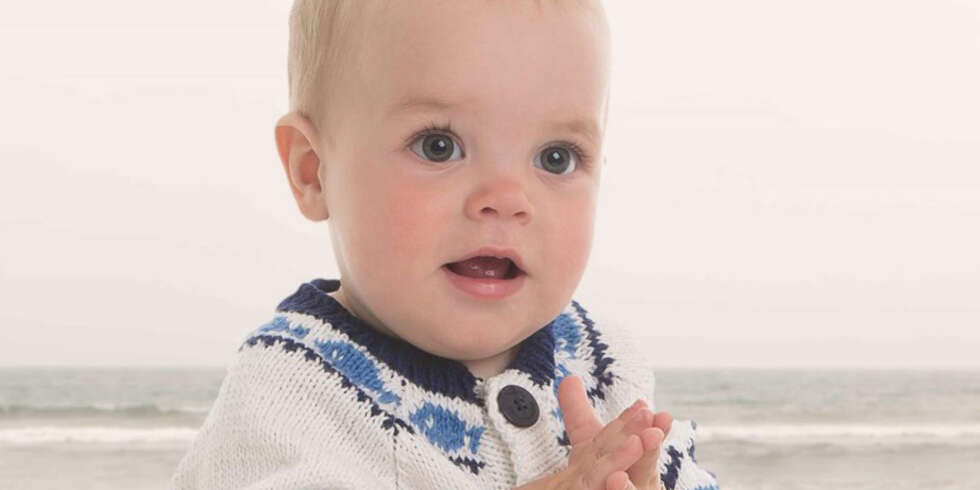SOMMERBABY. Seilerdressen strikket i klassiske farger. SOMMERBABY. Seilerdressen strikket i klassiske farger.