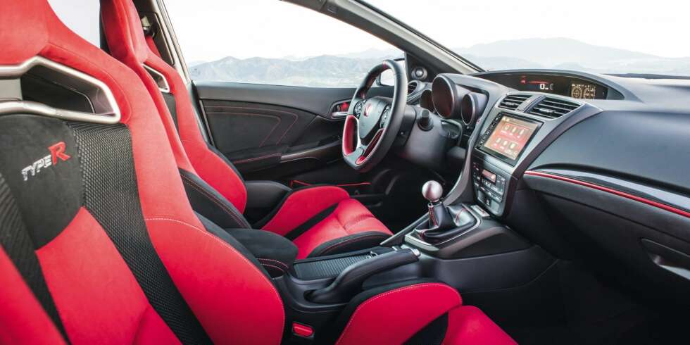 BØTTER: Honda Civic Type R har selvsagt sportsseter med kraftige sidevanger. FOTO: Produsent BØTTER: Honda Civic Type R har selvsagt sportsseter med kraftige sidevanger. FOTO: Produsent