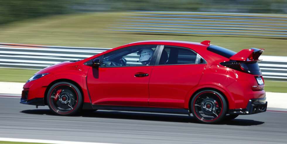 RETTE ELEMENT: Honda Civic Type R er lagd for banekjøring. Det er bare på bane den kan vise fram alt den kan. På landevei er den rett og slett for rå. FOTO: Produsent RETTE ELEMENT: Honda Civic Type R er lagd for banekjøring. Det er bare på bane den kan vise fram alt den kan. På landevei er den rett og slett for rå. FOTO: Produsent
