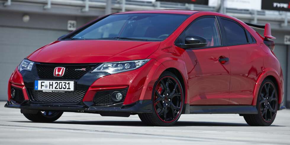 RAMP: Honda Civic Type R ser rampete ut, og er det. Skal du holde tritt i en lyskrysspurt, trenger du en bil med alvorlig stor motor. FOTO: Produsent RAMP: Honda Civic Type R ser rampete ut, og er det. Skal du holde tritt i en lyskrysspurt, trenger du en bil med alvorlig stor motor. FOTO: Produsent
