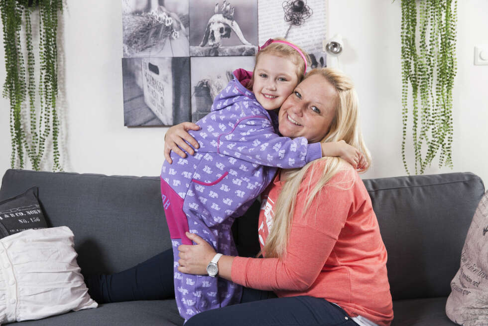 Har hverandre: Nå har det heldigvis letnet litt. For første gang på tre og et halvt år kjenner jeg at jeg så smått kan begynne å glede meg til noe, og det er godt, sier Ann-Kristin, mens hun holder godt rundt datteren Madelen. Har hverandre: Nå har det heldigvis letnet litt. For første gang på tre og et halvt år kjenner jeg at jeg så smått kan begynne å glede meg til noe, og det er godt, sier Ann-Kristin, mens hun holder godt rundt datteren Madelen.