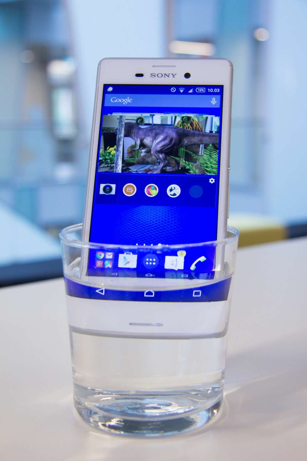 VANNTETT: Du trenger ikke være redd for å bruke Xperia M4 Aqua utendørs i sommerregnet. Telefonen er vanntett. VANNTETT: Du trenger ikke være redd for å bruke Xperia M4 Aqua utendørs i sommerregnet. Telefonen er vanntett.