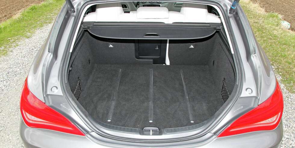 HØY TERSKEL: Høy innlastningsterskel og smal lukeåpning mellom baklyktene gjør det vanskeligere enn nødvendig å lesse CLA Shooting Brake med bagasje. Oppgitt bagasjeromsvolum er hele 495 liter. HØY TERSKEL: Høy innlastningsterskel og smal lukeåpning mellom baklyktene gjør det vanskeligere enn nødvendig å lesse CLA Shooting Brake med bagasje. Oppgitt bagasjeromsvolum er hele 495 liter.
