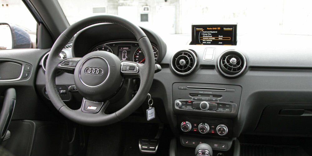 I TOPPKLASSE: Audi er eksperter på kvalitetsfølelse. Både design, materialvalg og fornemmelsen av grunnfjell under kunststoffene er det ikke mange andre i denne klassen som matcher. I TOPPKLASSE: Audi er eksperter på kvalitetsfølelse. Både design, materialvalg og fornemmelsen av grunnfjell under kunststoffene er det ikke mange andre i denne klassen som matcher.