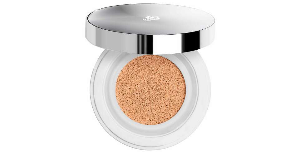 NYTT KULTPRODUKT: Foundationen Lancôme Miracle Cushion er på kort tid blitt et veldig populært sminkeprodukt, og man kan også sparer noen kroner på å kjøpe den på taxfree. NYTT KULTPRODUKT: Foundationen Lancôme Miracle Cushion er på kort tid blitt et veldig populært sminkeprodukt, og man kan også sparer noen kroner på å kjøpe den på taxfree.