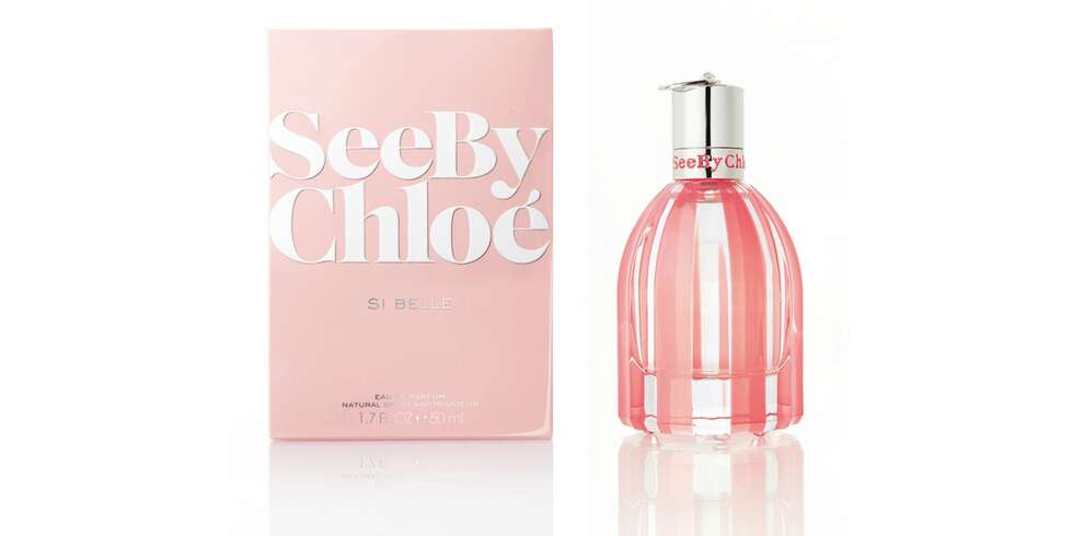 POPULÆR PARFYME: See By Chloé Si Belle, en oppfølger av den populær parfymen See By Chloé, er en frisk og ungdommelig duft som du kan spare litt penger på å kjøpe på taxfree. POPULÆR PARFYME: See By Chloé Si Belle, en oppfølger av den populær parfymen See By Chloé, er en frisk og ungdommelig duft som du kan spare litt penger på å kjøpe på taxfree.