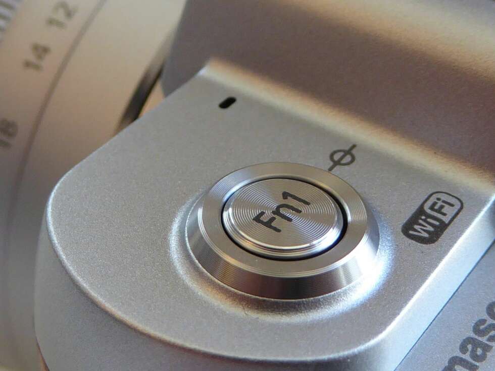 PROGRAMMERBAR: Lumix GF70 har en programmerbar knapp. Som standard starter denne wi-fi funksjonen på kameraet, men du kan endre den til å heller justere ISO-verdien om du vil. PROGRAMMERBAR: Lumix GF70 har en programmerbar knapp. Som standard starter denne wi-fi funksjonen på kameraet, men du kan endre den til å heller justere ISO-verdien om du vil.