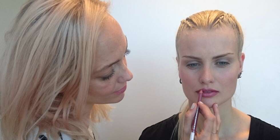 HVORDAN SMINKE LEPPENE STØRRE: Makeupartisten avslører sine beste tips for å jukse deg til større lepper ved bruk av lipliner og leppestift. HVORDAN SMINKE LEPPENE STØRRE: Makeupartisten avslører sine beste tips for å jukse deg til større lepper ved bruk av lipliner og leppestift.