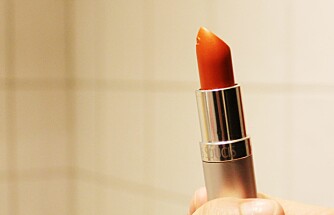 FJERNER MØRKE RINGER: Oransje er komplimentærfargen til blå. FJERNER MØRKE RINGER: Oransje er komplimentærfargen til blå.