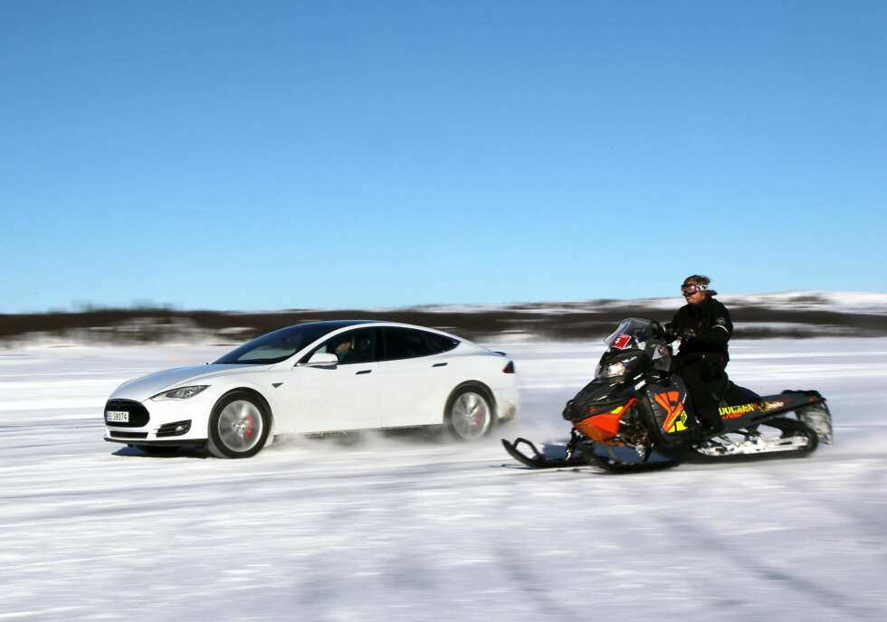 TESLA vs SNOWMOBILE: On a iced lake. PHOTO: Petter Handeland TESLA vs SNOWMOBILE: On a iced lake. PHOTO: Petter Handeland