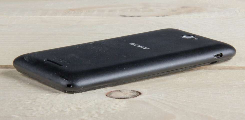 DEKSEL: Bakstykket på Xperia E4 kan nesten ligne på et ekstra deksel som er satt på. DEKSEL: Bakstykket på Xperia E4 kan nesten ligne på et ekstra deksel som er satt på.