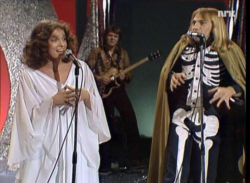 JAHN TEIGEN (1976): Jahn må kunne sies å være kongen av Melodi Grand Prix. Han har deltatt i norske Melodi Grand Prix hele 14 ganger og gått helt til topps fire ganger.
Blant Jahns mange antrekk, er hans mest ikoniske antrekk skjelettkostymet han bar under Melodi Grand Prix-finalen i 1971. Selv om han ikke vant, har duetten med Inger Lise Rypdal satt spor i den norske folkesjela.
JAHN TEIGEN (1976): Jahn må kunne sies å være kongen av Melodi Grand Prix. Han har deltatt i norske Melodi Grand Prix hele 14 ganger og gått helt til topps fire ganger.
Blant Jahns mange antrekk, er hans mest ikoniske antrekk skjelettkostymet han bar under Melodi Grand Prix-finalen i 1971. Selv om han ikke vant, har duetten med Inger Lise Rypdal satt spor i den norske folkesjela.