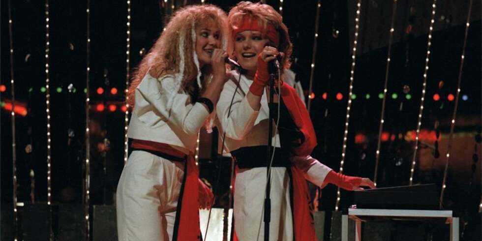 MELODI GRAND PRIX: Opp igjennom historien har Melodi Grand Prix gitt oss en rekke uforglemmelige antrekk. Her er popduoen Dollie De Luxe iført karatedrakter i 1984. MELODI GRAND PRIX: Opp igjennom historien har Melodi Grand Prix gitt oss en rekke uforglemmelige antrekk. Her er popduoen Dollie De Luxe iført karatedrakter i 1984.