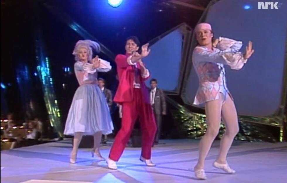 KETIL STOKKAN (1986): Er det et antrekk som har brent seg fast på netthinna, er det Ketil Stokkans lakserosa dress som han bar under den internasjonale finalen i 1986. Mens antrekket har skrevet seg inn i historiebøkene, ble det en skuffende 12. plass for Ketil i den internasjonale finalen året etter Bobbysocks-suksessen. KETIL STOKKAN (1986): Er det et antrekk som har brent seg fast på netthinna, er det Ketil Stokkans lakserosa dress som han bar under den internasjonale finalen i 1986. Mens antrekket har skrevet seg inn i historiebøkene, ble det en skuffende 12. plass for Ketil i den internasjonale finalen året etter Bobbysocks-suksessen.