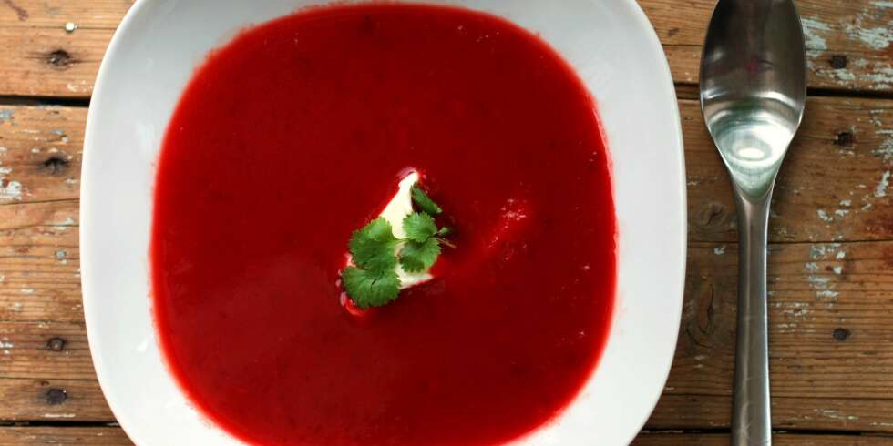 RØDBETSUPPE: Rødbeter er en næringsrik grønnsak og er en super kilde tuk vitaminer, mineraler, antioksidanter og fiber. RØDBETSUPPE: Rødbeter er en næringsrik grønnsak og er en super kilde tuk vitaminer, mineraler, antioksidanter og fiber.