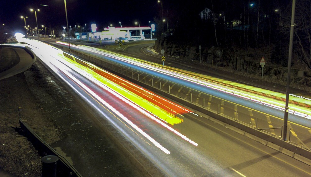 Lang lukkertid kan også brukes for å ta litt mer spennende nattbilder, men her avslører hakkene i lysstripene at Slow Shutter Cam ikke bruker en kontinuerlig eksponering, men setter sammen mange bilder til ett. Lang lukkertid kan også brukes for å ta litt mer spennende nattbilder, men her avslører hakkene i lysstripene at Slow Shutter Cam ikke bruker en kontinuerlig eksponering, men setter sammen mange bilder til ett.