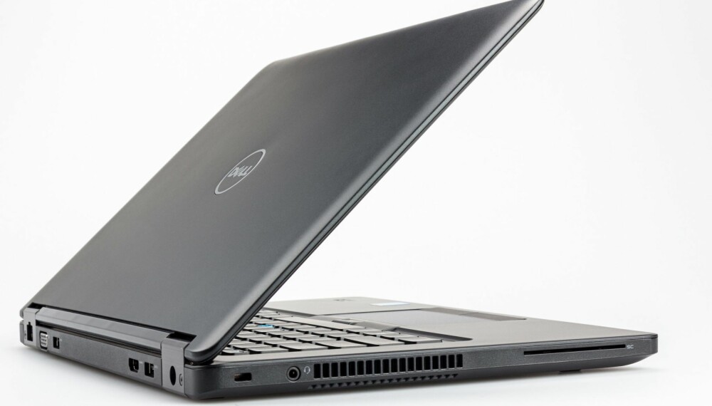 IKKE SLANK: Maskinen er utstyrt med en lavvoltsprosessor av typen som gjerne brukes i ultrabooks, men etter dagens standard er den ikke spesielt slank likevel. IKKE SLANK: Maskinen er utstyrt med en lavvoltsprosessor av typen som gjerne brukes i ultrabooks, men etter dagens standard er den ikke spesielt slank likevel.