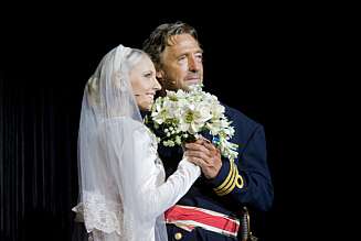 GIFT: Maria Arredondo giftet seg også på scenen under "Sound of Music" -oppsetningen i Oslo i 2008. Her med Bjørn Skagestad, som hadde rollen som kaptein von Trapp. GIFT: Maria Arredondo giftet seg også på scenen under "Sound of Music" -oppsetningen i Oslo i 2008. Her med Bjørn Skagestad, som hadde rollen som kaptein von Trapp.