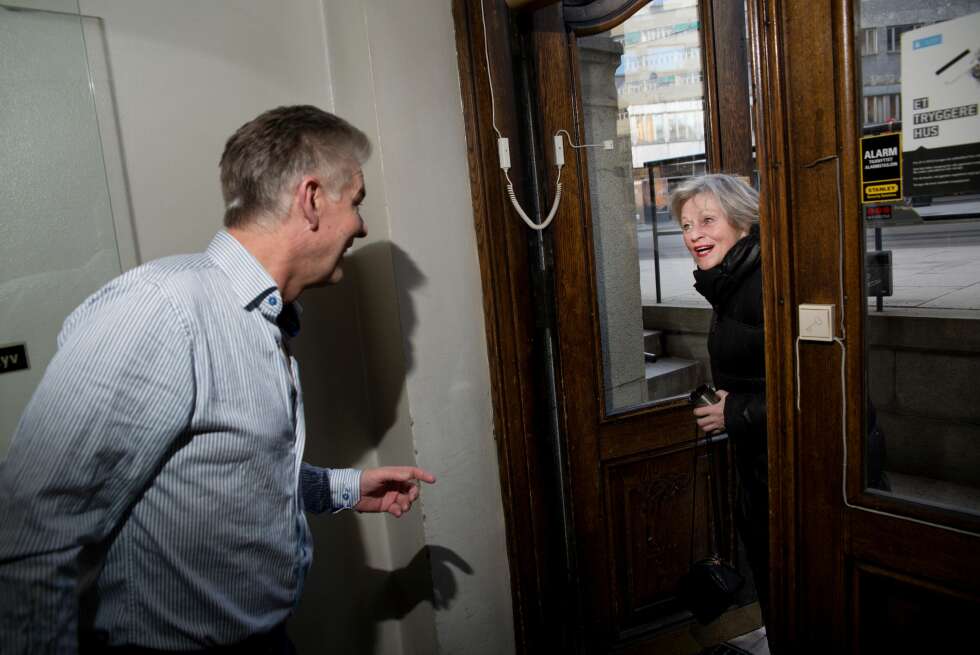 MØTES I DØRA: Travle Lasse Lindtner og Anne Marie Ottersen medvirker i hvert sitt stykke på Nationaltheatret i Oslo. MØTES I DØRA: Travle Lasse Lindtner og Anne Marie Ottersen medvirker i hvert sitt stykke på Nationaltheatret i Oslo.